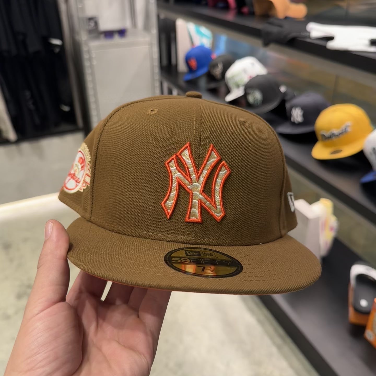 NEW ERA 59FIFTY MLB NEW YORK YANKEES SMOKY SIZZLE GORRA CERRADA CAFE