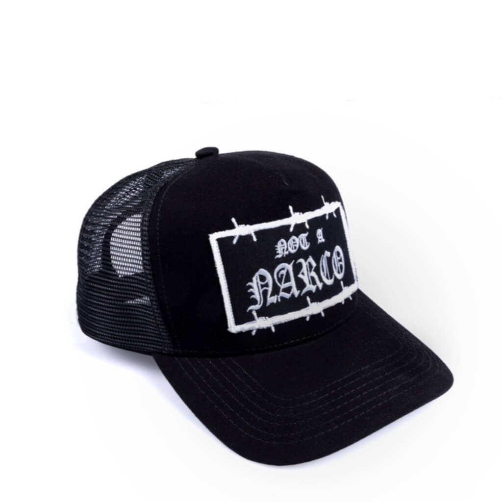 GORRA TRUCKER NEGRA NOT A NARCO VISTA LATERAL